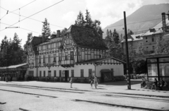 Slovakia, High Tatras, Hrušov, Ótátrafüred (ekkor önálló, ma a város része), a Tátrai Villamos Vasút (TEŽ) állomása., 1972, Jakab Antal, Czechoslovakia, train station, passenger, rails, catenary wire, Fortepan #202051