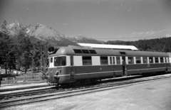 Slovakia, High Tatras, Tatranská Lomnicá, előtérben a ČSD állami vasúttársaság szerelvénye, mögötte a Tátrai Villamos Vasút (TEŽ) felsővezetéke és állomásának részlete látszik., 1972, Jakab Antal, Czechoslovakia, rails, railroad switch, catenary wire, Fortepan #202052