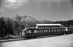 Slovakia, High Tatras, Tatranská Lomnicá, előtérben a ČSD állami vasúttársaság szerelvénye, mögötte a Tátrai Villamos Vasút (TEŽ) felsővezetéke és állomásának részlete látszik., 1972, Jakab Antal, Czechoslovakia, rails, catenary wire, Fortepan #202053