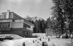 Slovakia,High Tatras, Tatranská Lomnicá, Urán szakszervezeti üdülő (később Hotel Sorea Urán) háttérben a Lomnici-csúcs., 1972, Jakab Antal, Czechoslovakia, Fortepan #202055