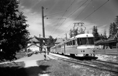 Slovakia, High Tatras, Tatranská Lomnicá, balra a Tátrai Villamos Vasút (TEŽ) állomása és szerelvénye, jobbra a ČSD állami vasúttársaság állomása., 1972, Jakab Antal, Czechoslovakia, train station, rails, railroad switch, catenary wire, Fortepan #202057