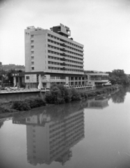 Romania,Transylvania, Oradea, a Hotel Dacia a Sebes-Körös partján., 1972, Jakab Antal, Fortepan #202097