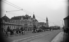 Romania,Transylvania, Oradea, Szent László híd a Sebes-Körös felett, szemben a Fekete Sas szálló, ettől jobbra a Holdas templom
(Catedrala Adormirea Maicii Domnului)., 1972, Jakab Antal, Fortepan #202100