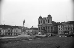 Romania,Transylvania, Timisoara, Losonczy tér (más néven Dóm tér, Piața Unirii), Temesvári székesegyház (más néven Szent György-székesegyház, vagy Dóm), balra a Szentháromság-oszlop., 1972, Jakab Antal, Holy Trinity Statue, church, Fortepan #202116