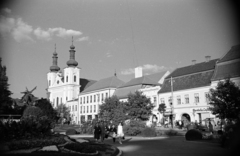 Romania,Transylvania, Târgu Mureș, Rózsák tere (Piata Trandafirilor), balra a Keresztelő Szent János-templom., 1972, Jakab Antal, Fortepan #202163