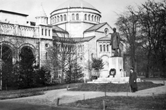 Magyarország, Városliget, Budapest XIV., Regnum Marianum templom. Előtte az 1938-ban felállított Csengery Antal szobor., 1938, Fortepan, templom, szobor, katolikus, Budapest, Csengery Antal-ábrázolás, Kotsis Iván-terv, Fortepan #20217