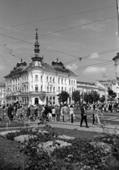 Romania,Transylvania, Cluj-Napoca, Wesselényi Miklós utca (Strada Regele Ferdinand, ekkor Strada Dózsa György) jobbra a Széchenyi tér (Piata Mihai Viteazul), a sarkon a Babos-palota., 1972, Jakab Antal, Fortepan #202180