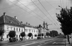 Romania,Transylvania, Cluj-Napoca, Kossuth Lajos utca (Bulevardul 21 Decembrie 1989), balra az alsóvárosi református templom, jobbra a trolibusz a Bocskai térre (Piata Avram Iancu) fordul be., 1972, Jakab Antal, Fortepan #202186