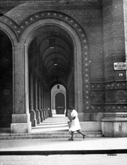 Magyarország, Budapest VII., Wesselényi utca, a Dohány utcai zsinagóga árkádja., 1942, Fortepan, vallás, zsinagóga, utcanévtábla, zsidóság, árkád, Budapest, mór stílus, Ludwig Förster-terv, Fortepan #20221