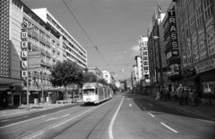 Németország, Frankfurt am Main, Zeil, szemben a Konrad-Adenauer-Strasse - Seilerstraße közötti épületsor, balra a Porzellanhofstraße torkolata., 1973, Jakab Antal, Fortepan #202229