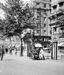 Magyarország, Budapest VII., Károly körút (Károly király út), szemben a Dob utca torkolata., 1940, Fortepan, motorkerékpár, oldalkocsis motorkerékpár, telefonfülke, Budapest, Fortepan #20223