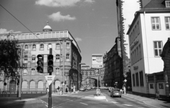 Németország, Frankfurt am Main, Bethmannstrasse, balra a Kornmarkt, jobbra a Buchgasse. Szemben a Römer (városháza komlexum) déli és északi része közötti "Sóhajok hídja" ("Seufzerbrücke"), azon túl a Paulsplatz., 1973, Jakab Antal, Fortepan #202241