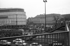 Németország, Lipcse, a Tröndlinring fölött átvezető gyalogoshíd, balra a Konsument Áruház, jobbra a klasszicista épület a Grosser Blumenberg., 1985, Jakab Antal, NDK, Fortepan #202289