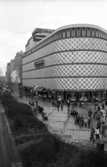 Németország, Lipcse, Richard-Wagner-Platz a Tröndlinring fölött átvezetö gyalogoshídról fényképezve, Konsument Áruház, 1985, Jakab Antal, építészet, NDK, Fortepan #202296