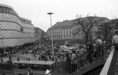 Németország, Lipcse, Richard-Wagner-Platz a Tröndlinring fölött átvezetö gyalogoshídról fényképezve, balra a Konsument Áruház, jobbra a klasszicista épület a Grosser Blumenberg., 1985, Jakab Antal, NDK, Fortepan #202298