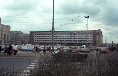 Németország, Lipcse, Augustusplatz (Karl-Marx-Platz) a Goethestrasse felől, szemben a Főposta, jobbra a háttérben a Grimmaischer Steinweg., 1985, Jakab Antal, színes, NDK, Fortepan #202307