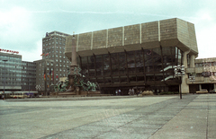 Németország, Lipcse, Augustusplatz (Karl-Marx-Platz), Gewandhaus, előtte a Mendebrunnen., 1985, Jakab Antal, színes, NDK, Fortepan #202311