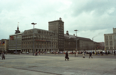 Németország, Lipcse, Augustusplatz (Karl-Marx-Platz) a Goethestrasse felé nézve, szemben a Kroch magasház., 1985, Jakab Antal, színes, NDK, Fortepan #202312