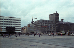 Németország, Lipcse, Augustusplatz (Karl-Marx-Platz) a Grimmaische Strasse torkolata felé nézve, jobbra a Kroch magasház., 1985, Jakab Antal, színes, NDK, Fortepan #202315