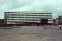 Németország, Lipcse, Augustusplatz (Karl-Marx-Platz), szemben a Karl Marx Egyetem főépülete, jobbra a Grimmaische Strasse torkolata., 1985, Jakab Antal, színes, NDK, Fortepan #202316