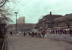 Németország, Lipcse, Willy-Brandt-Platz (Platz der Republik), jobbra a Főpályaudvar., 1985, Jakab Antal, színes, NDK, Fortepan #202318