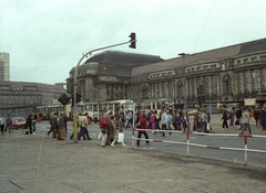 Németország, Lipcse, Willy-Brandt-Platz (Platz der Republik), jobbra a Főpályaudvar., 1985, Jakab Antal, színes, NDK, Fortepan #202319