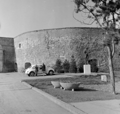 Magyarország, Szigetvár, a várfal előtt Tinódi Lantos Sebestyén szobra (Kiss István alkotása 1967.)., 1973, Faragó László, Volkswagen-márka, Volkswagen Bogár, Fortepan #202339