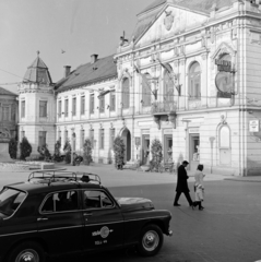 Magyarország, Szigetvár, Zrínyi tér, Városi Tanács (később Polgármesteri Hivatal) épülete., 1973, Faragó László, Volán taxi, FSO Warszawa, Fortepan #202340