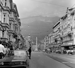 Ausztria, Innsbruck, Maria-Theresien-Strasse szemben a Szent Anna oszlop (Annasaule), balra a Spitalskirche tornya látható., 1970, Faragó László, Fortepan #202356