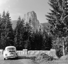 Romania,Transylvania, Bicaz Canyon, szemben az Oltár-kő., 1972, Faragó László, Volkswagen-brand, Volkswagen Beetle, Fortepan #202365