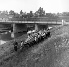 Magyarország, Jászberény, a Zagyva folyó partja a Nagyér utca mellett a Hatvani úti hídnál, háttérben a gát mögött a Herkules utca házsora., 1975, Faragó László, híd, csónak, kézikocsi, Fortepan #202384