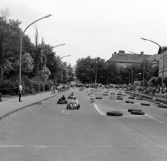 Magyarország, Jászberény, Szentháromság tér, gokartverseny, jobbra a Lehel Vezér Általános Gimnázium épülete. Szemben a Lehel vezér téren a Járásbíróság épülete., 1978, Faragó László, gokart, Fortepan #202395