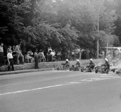 Magyarország, Jászberény, a Lehel vezér és Szentháromság téren rendezett gokartverseny résztvevői., 1978, Faragó László, gokart, Fortepan #202399