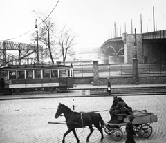 Hungary, Budapest IX., Petőfi (Horthy Miklós) híd pesti hídfő., 1941, Fortepan, horse, Horse-drawn carriage, genre painting, tram, lamp post, Budapest, Duna-bridge, Hubert Pál Álgyay-design, Fortepan #20241