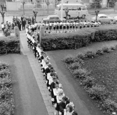 Magyarország, Jászberény, Rákóczi út 53., a Tanítóképző Főiskola (később Eszterházy Károly Katolikus Egyetem) bejárata., 1970, Faragó László, ballagás, Fortepan #202418