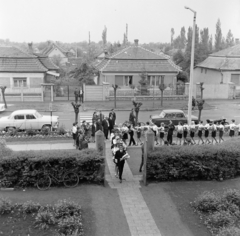 Magyarország, Jászberény, Rákóczi út 53., a Tanítóképző Főiskola (később Eszterházy Károly Katolikus Egyetem) bejárata., 1970, Faragó László, ballagás, Moszkvics 408, GAZ M21 Volga, Fortepan #202419