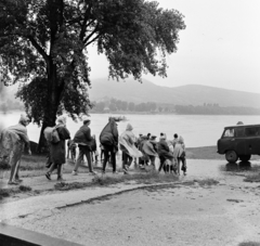 Magyarország,Dunakanyar, Visegrád, Duna-part, kompkikötő, szemben Nagymaros., 1975, Faragó László, osztálykirándulás, eső, esőkabát, háttal, Fortepan #202432