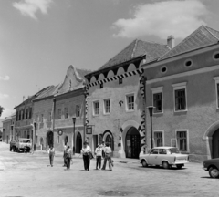 Hungary, Kőszeg, Jurisics tér, jobbról a 3. (Palocsay-ház), az 5., a 7. (Sgraffitós-ház), majd a teherautó takarásában az egykori „Apotéka az Arany Egyszarvúhoz” gyógyszertár épülete., 1976, Faragó László, number plate, Fortepan #202451