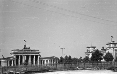 Németország, Berlin, Kelet-Berlin, Pariser Platz, balra a Brandenburgi kapu, jobbra a nyugat-berlini oldalon a Reichstag épülete., 1962, Faragó László, NDK, Berlini fal, Kelet-Berlin, Nyugat-Berlin, Fortepan #202473