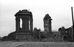 Németország, Drezda, Salzgasse, balra a Miasszonyunk-templom (Frauenkirche) romjai, mögötte hátul az Albertinum épülete, jobbra a Coselpalais romjai., 1962, Faragó László, NDK, Fortepan #202492