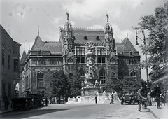 Magyarország, budai Vár, Budapest I., Szentháromság tér, Szentháromság-szobor, mögötte a Pénzügyminisztérium., 1932, Jóna Dávid, Budapest, várnegyed, Fortepan #202598