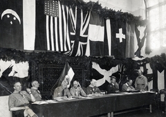 Magyarország, Gödöllő, premontrei rendház, a VII. nemzetközi cserkészkonferencia megnyitója, középen Teleki Pál, tőle balra Robert Baden-Powell, a cserkészet nemzetközi alapítója. Az elnöki asztalnál B. P. mellett ülnek: Hubert S. Martin, a nemzetközi iroda igazgatója, Lord Hampton, Svojsik cseh főcserkész, gróf Teleki Pál, Ebbe Liberath svéd főcserkész, Bonstetten svájci föcserkész., 1933, Jóna Dávid, gimnázium, cserkész, dzsembori, Premontrei rend, Fortepan #202635