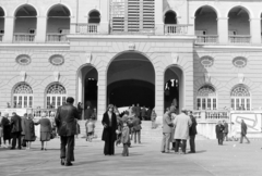 Magyarország, Budapest X., Albertirsai út, Lóversenypálya (később Kincsem Park), az I. helyi tribün főbejárata., 1975, Rubinstein Sándor, lóverseny, Budapest, Fortepan #202650