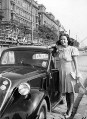 Magyarország, Budapest V., pesti alsó rakpart a Vigadó térnél. Fiat Topolino személygépkocsi., 1942, Privát Fotó és Film Archívum-Urbach gyűjtemény, Fiat-márka, olasz gyártmány, automobil, Fiat 500 Topolino, Budapest, lányok-járművek, Fortepan #20270