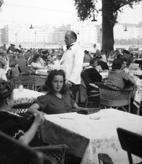 Magyarország, Margitsziget, Budapest, Casino, háttérben az Újpesti rakpart, a Szent István park házai., 1942, Privát Fotó és Film Archívum-Urbach gyűjtemény, felszolgáló, fa, ház, kerthelyiség, asztal, fonott szék, vendéglátás, Fortepan #20272