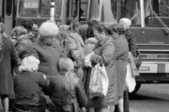 Magyarország, Budapest VIII., Baross tér, engedély nélküli árusok Baross Gábor szobrának talapzata előtt., 1980, Rubinstein Sándor, Budapest, Fortepan #202753