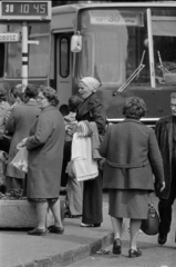 Magyarország, Budapest VIII., Baross tér, engedély nélküli árusok Baross Gábor szobrának talapzata előtt., 1980, Rubinstein Sándor, Budapest, Fortepan #202754