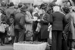 Magyarország, Budapest VIII., Baross tér, engedély nélküli árusok Baross Gábor szobrának talapzata előtt., 1980, Rubinstein Sándor, kalap, orkánkabát, Budapest, Fortepan #202756