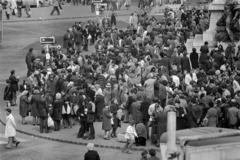 Magyarország, Budapest VIII., Baross tér, balra a Thököly út, jobbra a Verseny utca torkolata. Engedély nélküli árusok Baross Gábor szobrának talapzata előtt., 1980, Rubinstein Sándor, Budapest, Fortepan #202757