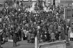 Magyarország, Budapest VIII., Baross tér a Verseny utca torkolatánál. Engedély nélküli árusok Baross Gábor szobrának talapzata előtt., 1980, Rubinstein Sándor, Budapest, Fortepan #202768